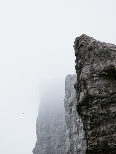 雾中嶙峋岩石