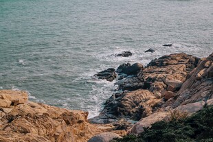 海边嶙峋岩石与碧绿海水