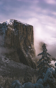雪覆山峦云雾缭绕之景