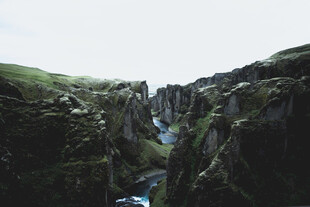 峡谷溪流间的自然美景