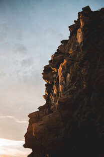 夕阳下的嶙峋峭壁