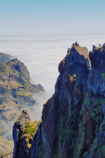 巍峨山峰云雾缭绕之景