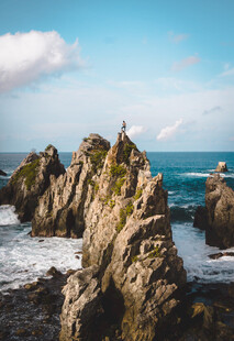 海边嶙峋礁石与壮阔海景