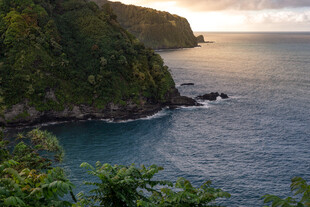 海岸边的壮丽山海景观