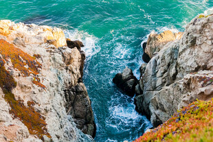海岸间的汹涌海浪与岩石