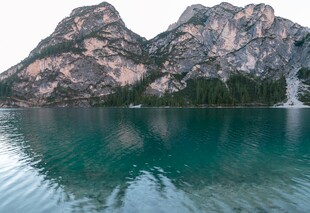 高山下的澄澈碧绿湖水