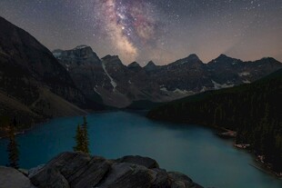湖畔星空下的壮美山峦