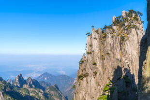 巍峨险峻的壮丽山峰景色