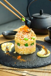 海鲜米饭塔料理