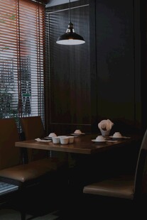 温馨静谧的室内用餐场景