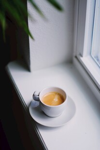 窗边的一杯温暖咖啡