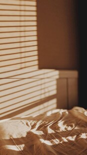 温馨卧室窗边的舒适场景