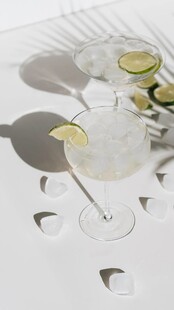 鸡尾酒配柠檬装饰