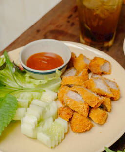 香酥鸡块配蔬菜与蘸酱