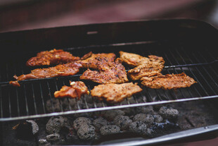 炭火上的美味烤肉