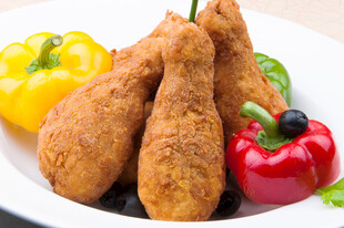 炸鸡腿配彩椒等新鲜食材