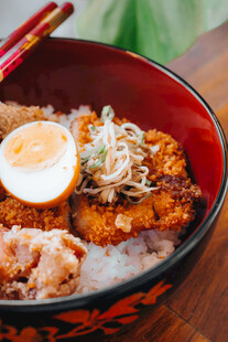 日式炸猪排盖饭美食图