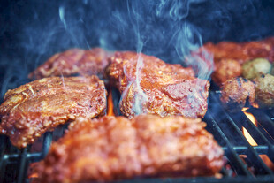 烤架上的美味烤肉