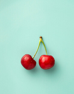 两颗鲜红樱桃