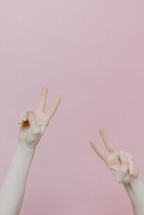 双手比耶的可爱手势
