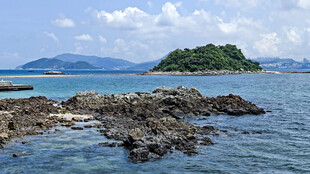 海边礁石与远处岛屿风光