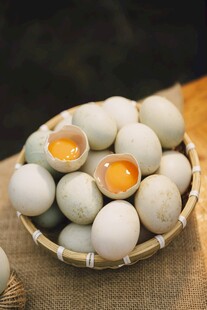 竹篮中的美味咸鸭蛋