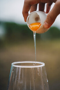 鸡蛋蛋清倒入透明玻璃杯