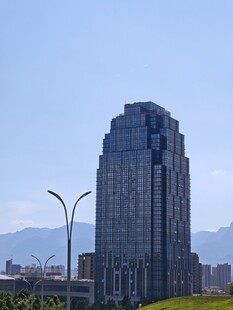 城市中高耸的现代化大楼
