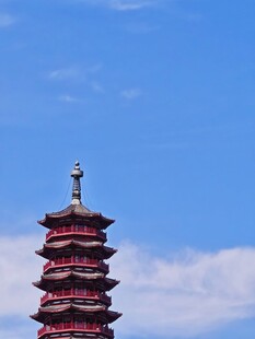 古塔矗立蓝天