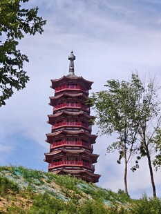 山间红塔映蓝天
