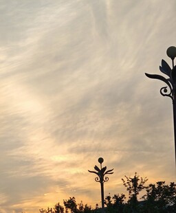夕阳下的独特路灯景观