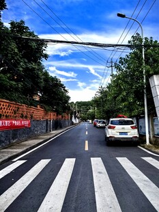 城市整洁道路与行驶车辆
