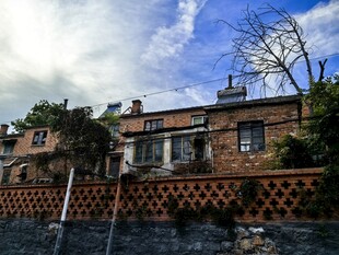古朴乡村房屋与蓝天美景