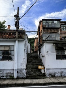 老旧街巷中的房屋与台阶