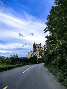公路旁的城堡风光