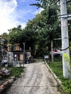 乡村小道旁的简易居所