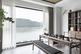 现代简约风湖景书房一角
