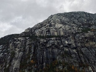 巍峨险峻的陡峭高山