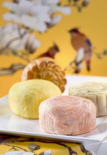 多彩月饼摆于盘