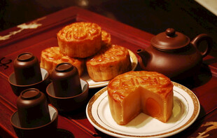 传统中式月饼与茶具组合
