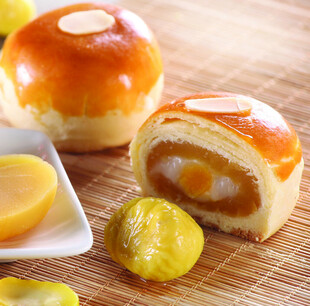 美味蛋黄酥与板栗糕点