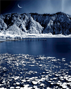 月夜下的冰封湖面与山峦