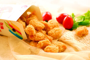 美味炸鸡与新鲜蔬菜