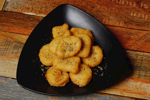 黑色盘中的美味油炸食品