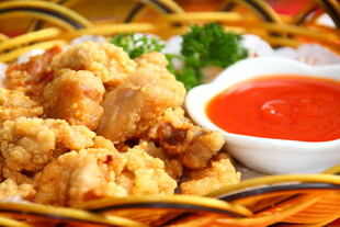 香酥炸鸡块配美味蘸酱