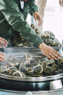 工人分拣螃蟹