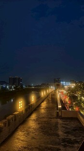 夜晚河畔灯火璀璨的步道