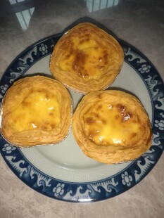 美味蛋挞摆于花纹盘上