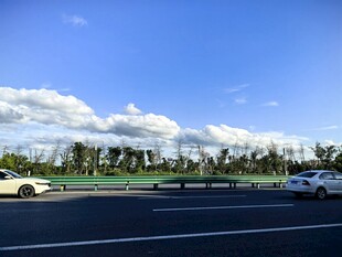 宽阔公路与蓝天白云风景