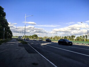 公路上行驶的车辆与蓝天